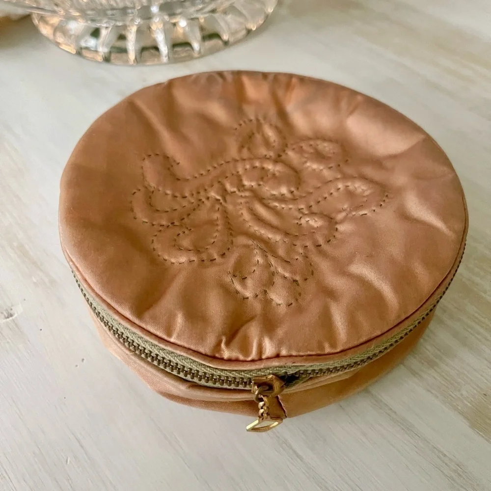 VINTAGE, ROUND 5 1/2” MAKEUP BAG WITH POWDER PUFF. ZIPPER CLOSURE.
